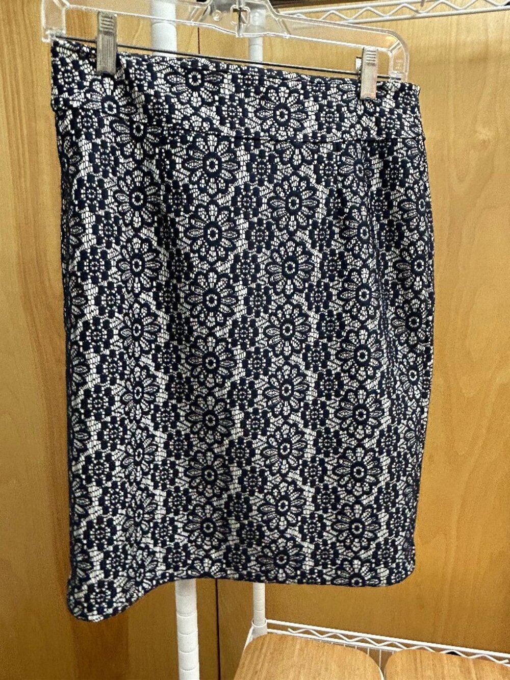 Banana Republic size 2 blue and cream pencil skirt